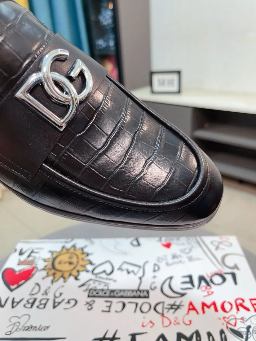 Men's shoes 💰540🌸🌸 [DG Dolce & Gabbana] High-end customized leather shoes. The upper is made of imported calf leather. Original hardware. I believe you will be impressed from the first time you see it. The avant-garde atmosphere can no longer fully interpret its elegance. AAA grade rubber outsole is super comfortable. The original cover last of the counter ensures its original version and quality. The upper is simple and the cowhide lining ensures its comfort and breathability. A pair of truly good shoes has its own unique soul, famous quality, and the first choice for successful people. Regular size 38-44 (45 customized)